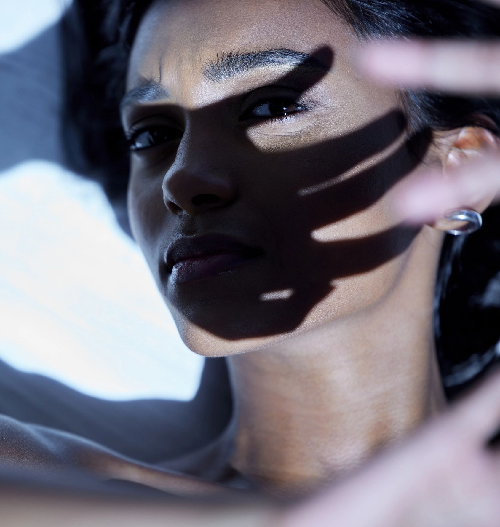 Modelo beauty con luz dramática