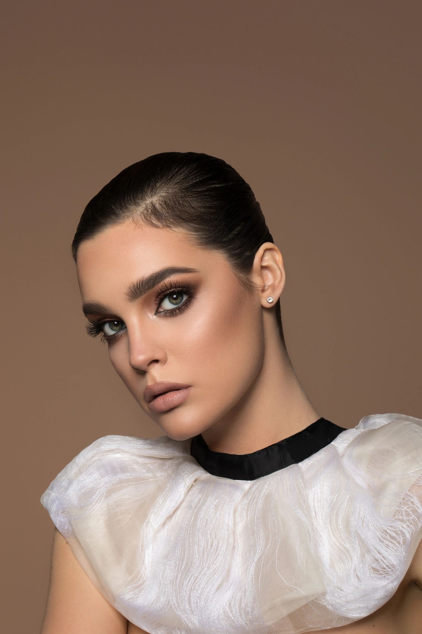 Mujer con maquillaje impecable en clave editorial