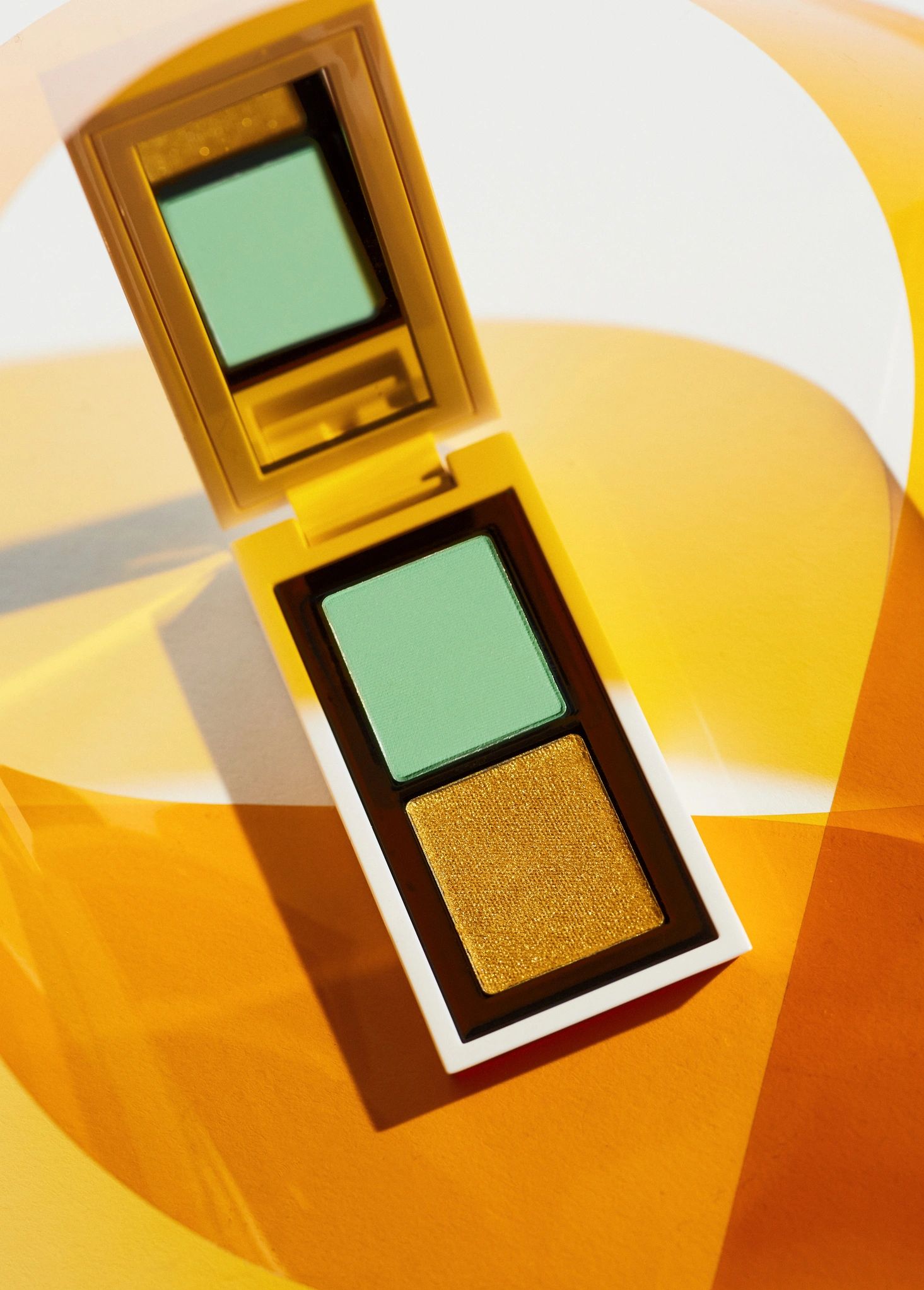 Paleta de sombras en composición editorial sobre fondo blanco