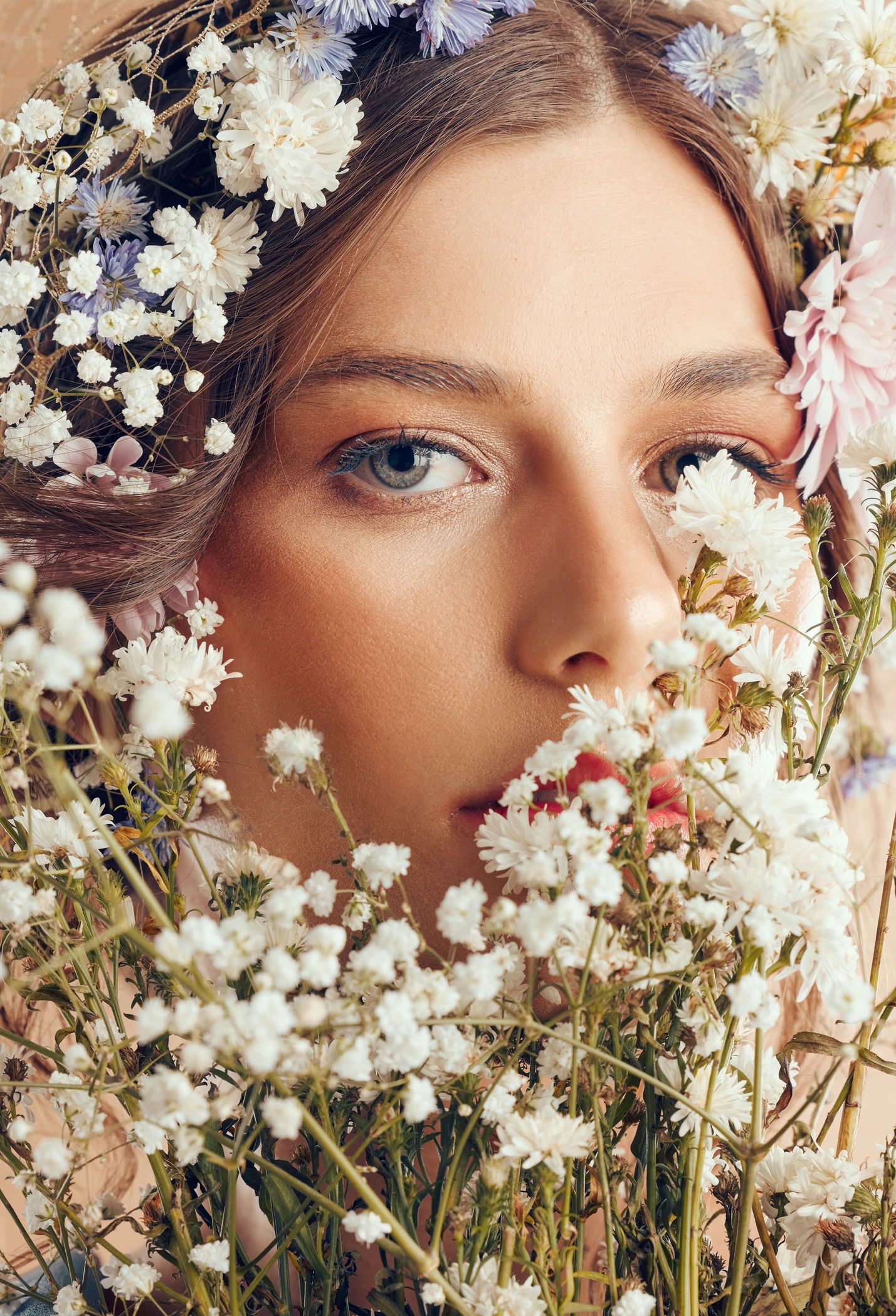 Retrato de belleza con flores