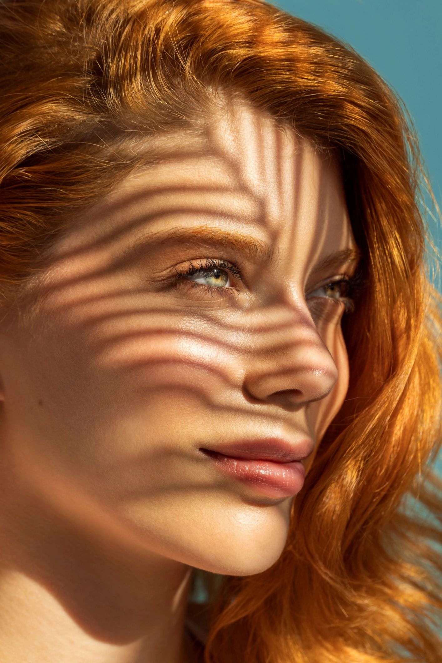Mujer pelirroja en retrato de belleza natural