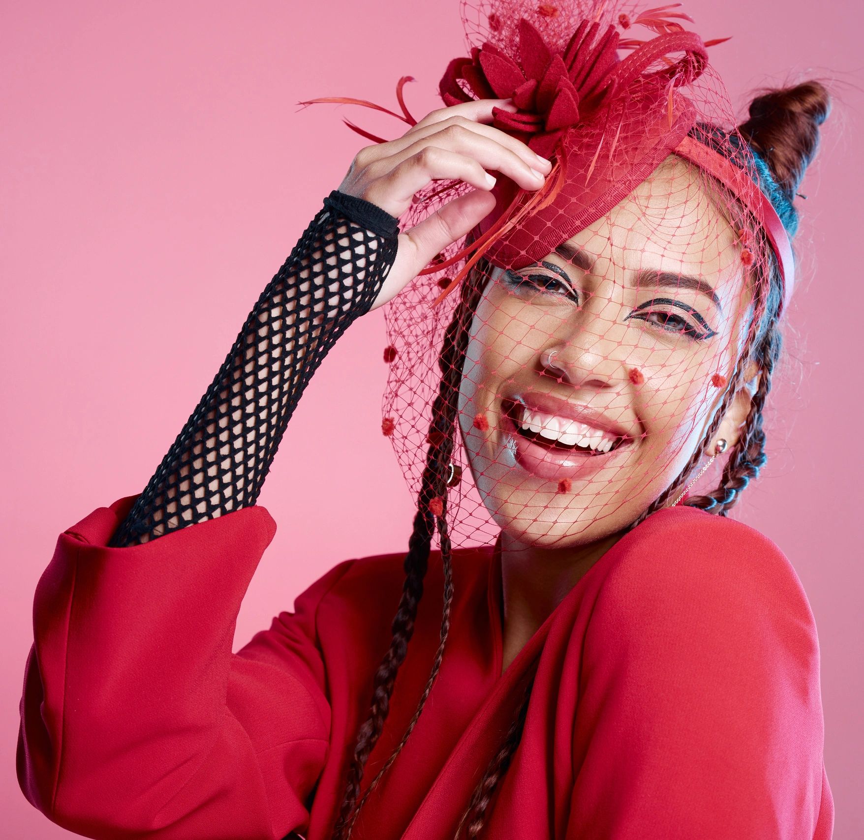Retrato editorial de mujer con estilo creativo