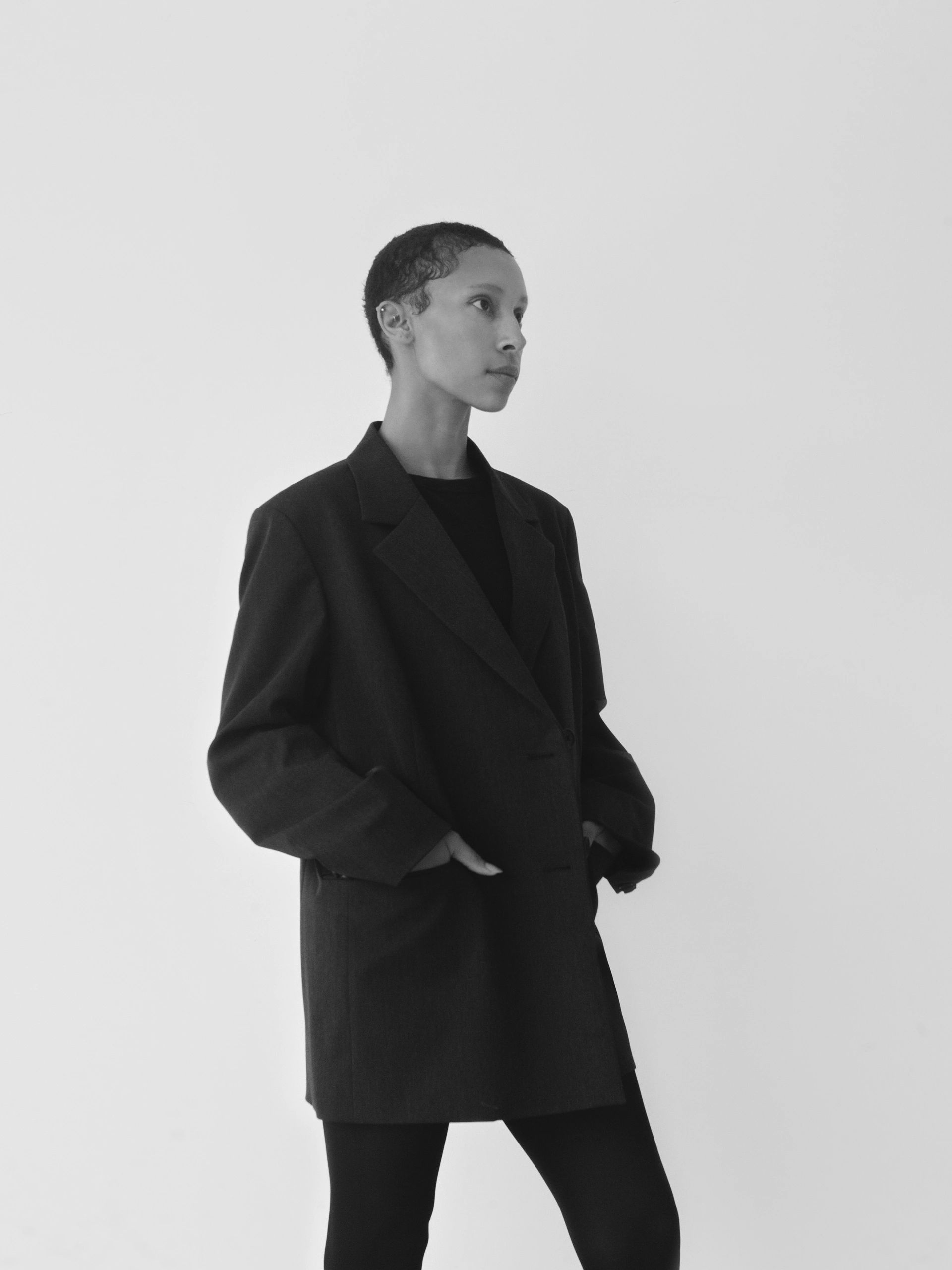 Modelo editorial con blazer oscuro