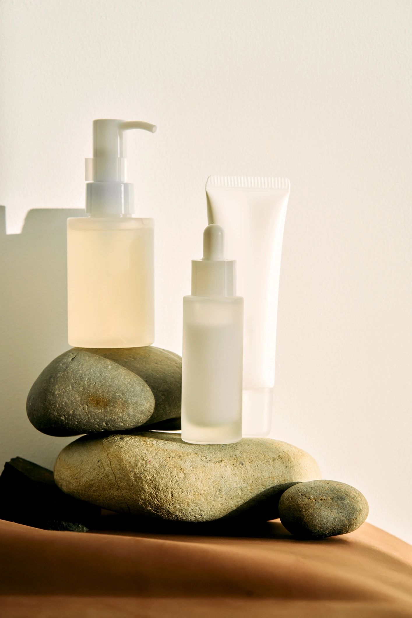Productos de cuidado capilar y skincare sobre piedras naturales