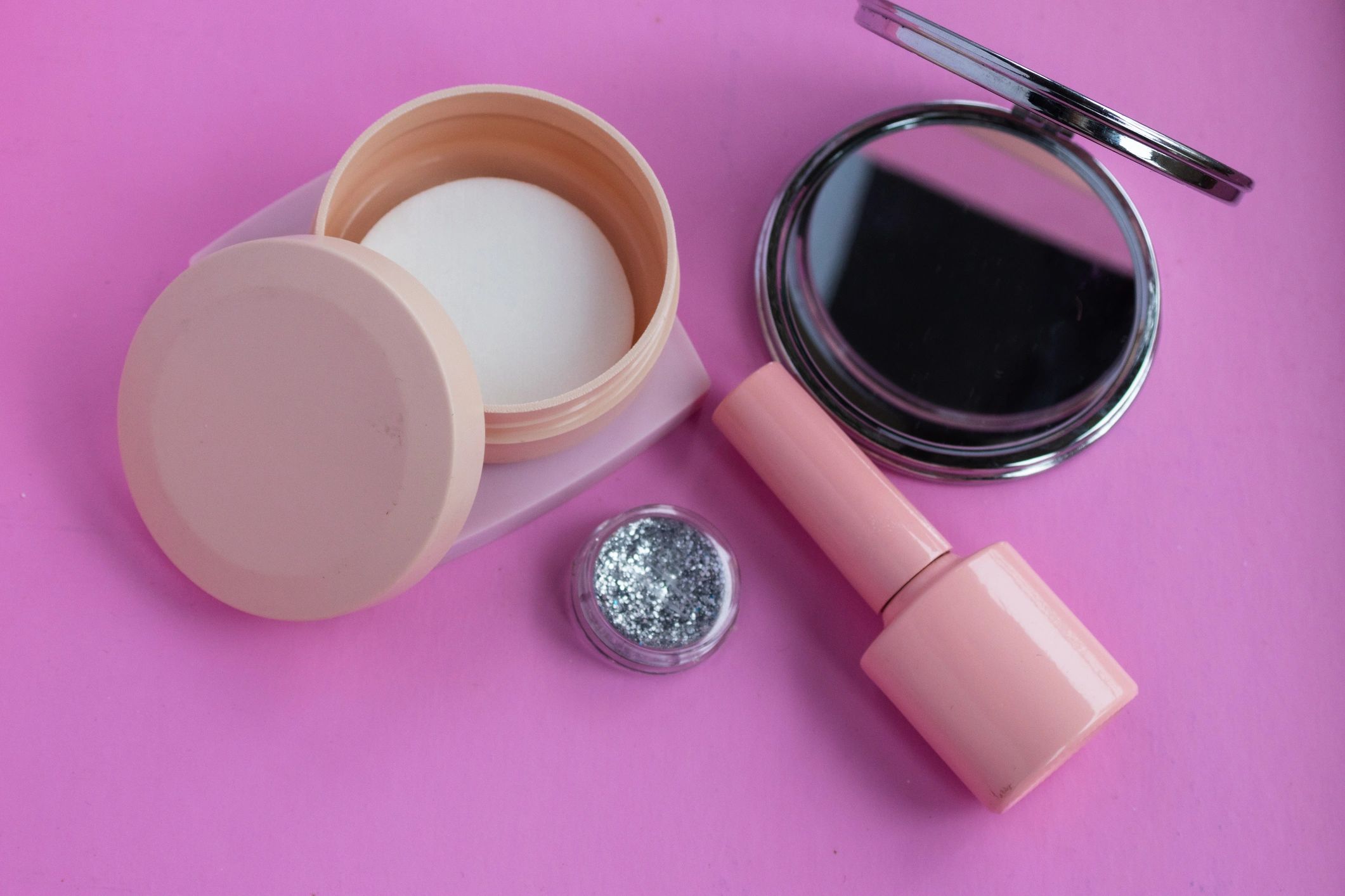 Productos de belleza y maquillaje dispuestos en flatlay editorial