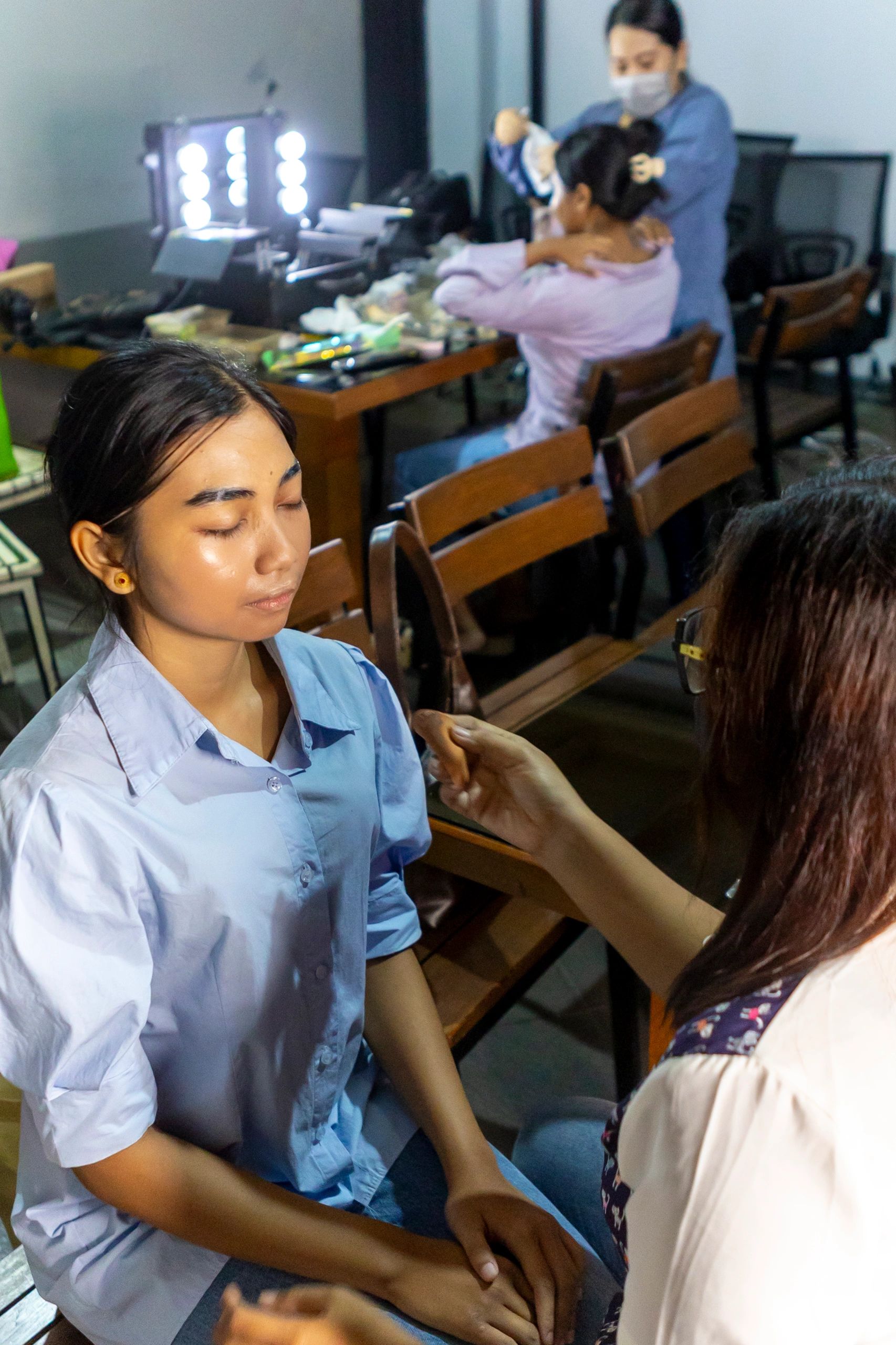 Modelos y maquilladores preparándose para una sesión editorial de belleza